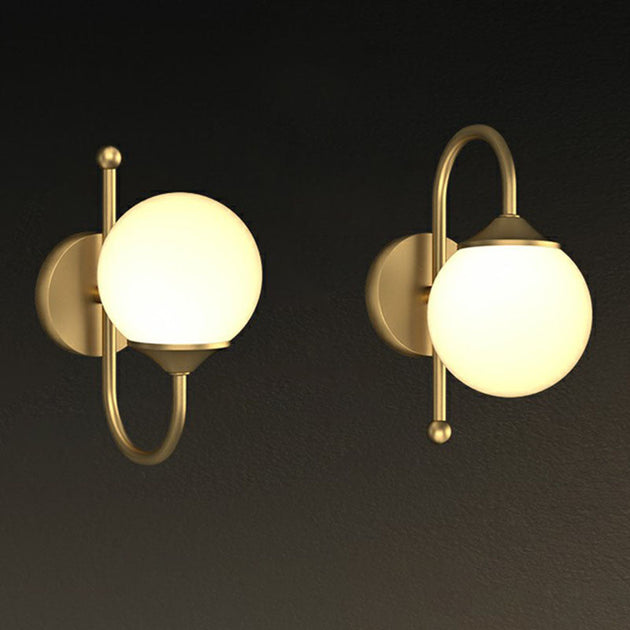 Tessa Warmth Meets Minimalist Style: The Gold Led Wall Lamp / A